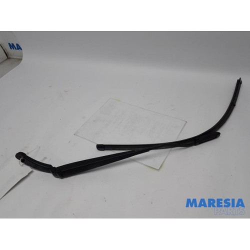 Renault - Clio - Front wiper arm
