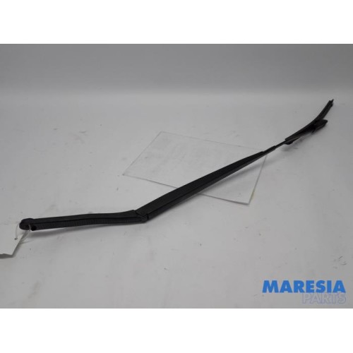 Renault - Clio - Front wiper arm