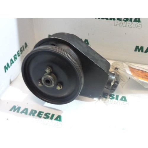 Renault - Megane Scenic - Power steering pump