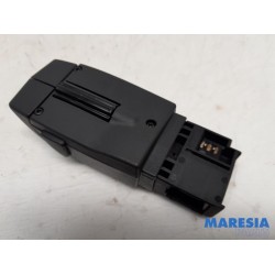 Renault - Clio - Steering wheel mounted radio control