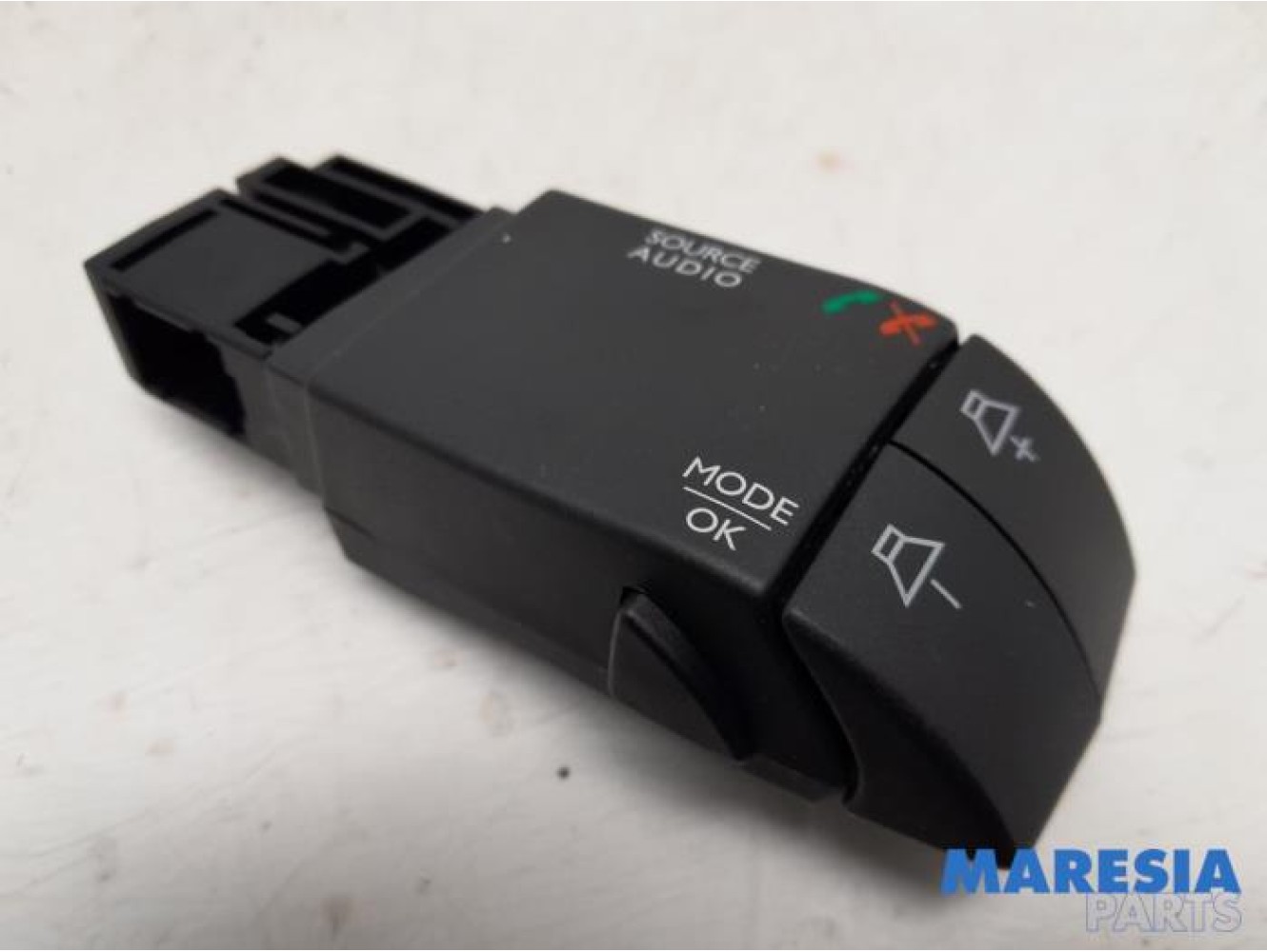 Renault - Clio - Steering wheel mounted radio control