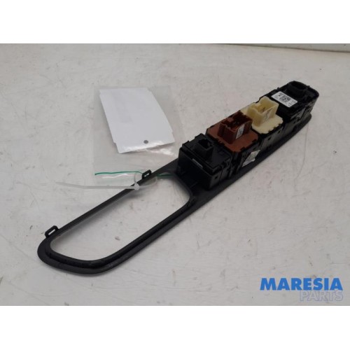 Renault - Clio - Multi-functional window switch