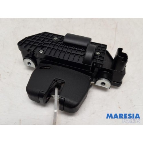Peugeot - 5008 - Tailgate lock mechanism