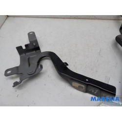 Renault - Clio - Bonnet Hinge