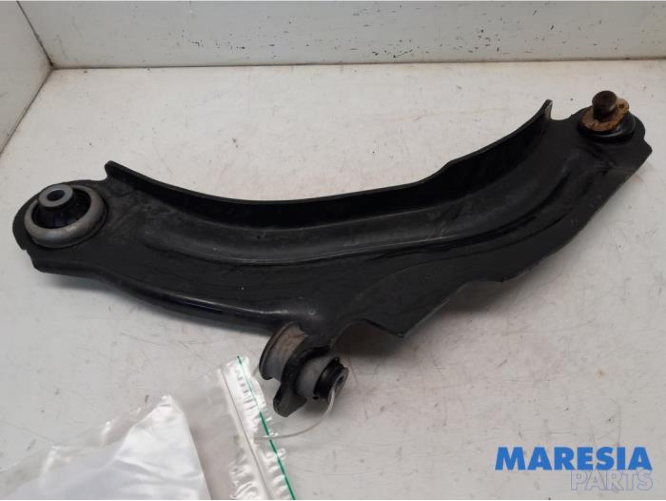 Renault - Clio - Front lower wishbone, left