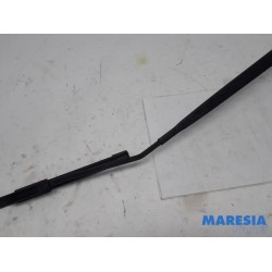 Renault - Clio - Front wiper arm
