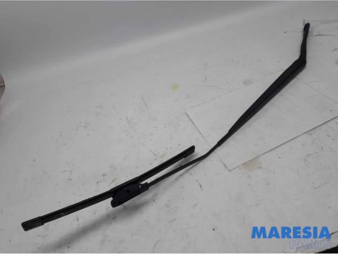 Renault - Clio - Front wiper arm