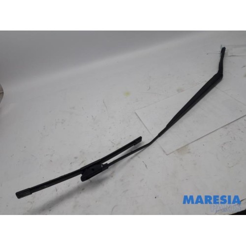 Renault - Clio - Front wiper arm