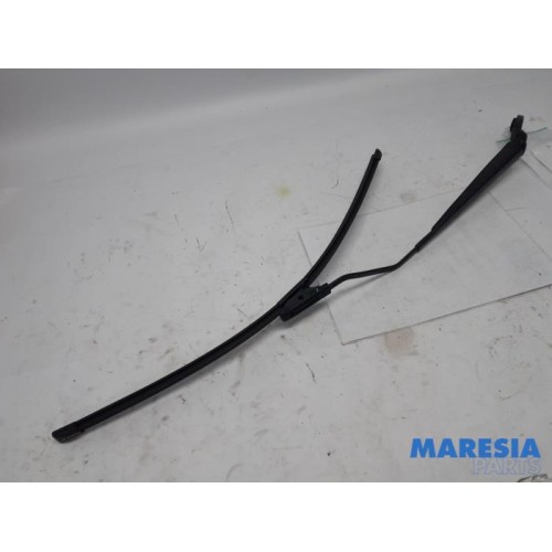 Renault - Clio - Front wiper arm