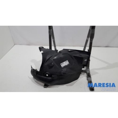 Renault - Clio - Wheel arch liner