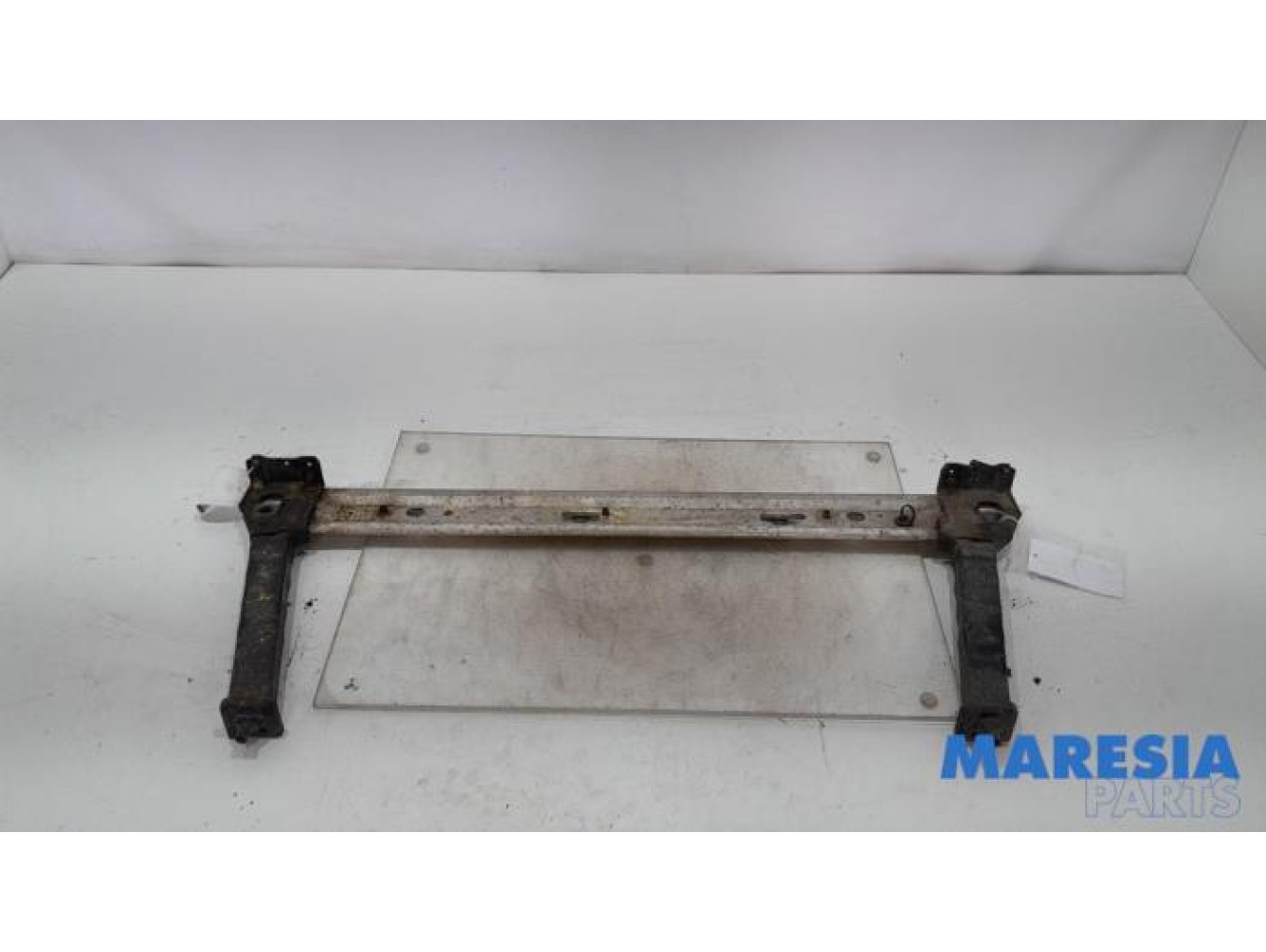 Renault - Megane - Radiator bar