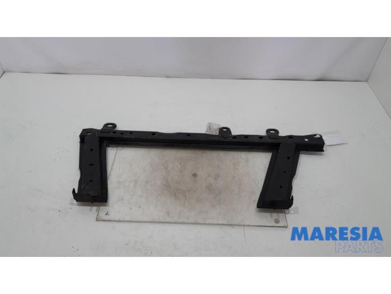 Renault - Clio - Radiator bar