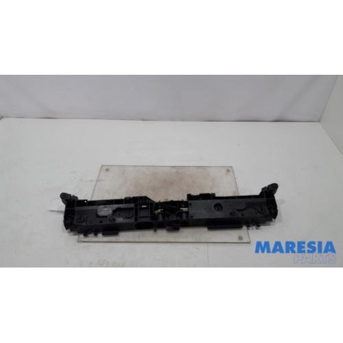 Renault - Clio - Lock plate