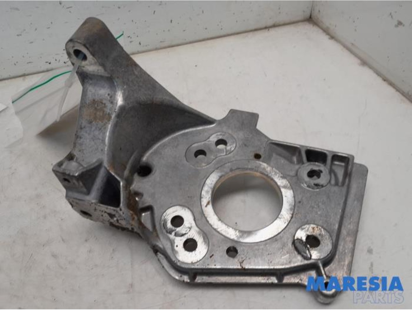 Peugeot - 308 - Stütze Dieselpumpe