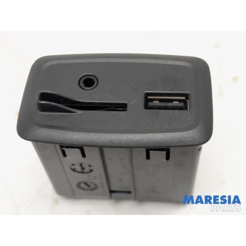 Renault - ZOE - AUX / USB connection