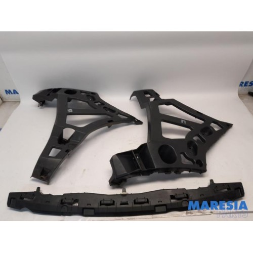 Renault - Megane - Bumpersteun midden-achter