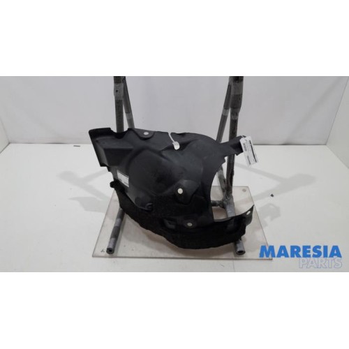 Renault - Clio - Wheel arch liner