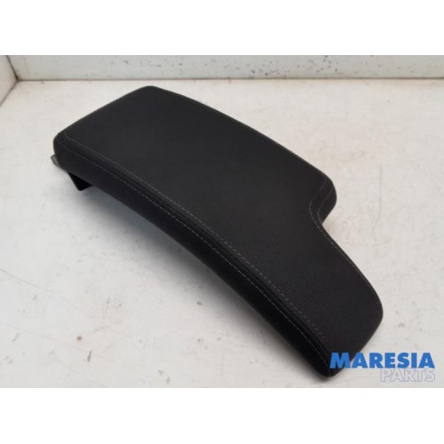 Renault - Megane - Armrest