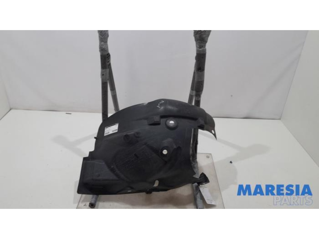 Renault - Clio - Wheel arch liner