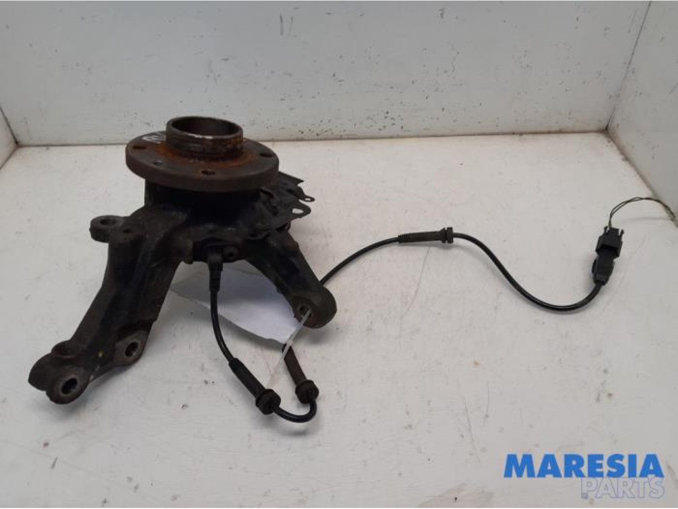Renault - Clio - Knuckle, front right