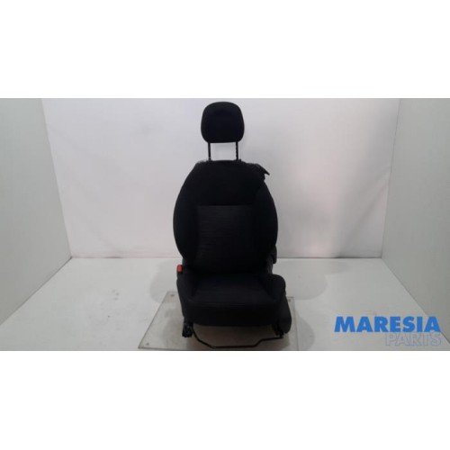 Peugeot - 208 - Stoel links