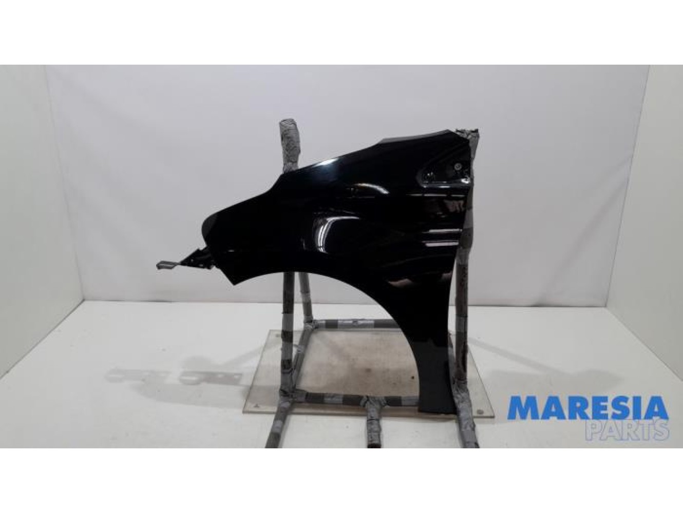 Peugeot - 208 - Front wing, left