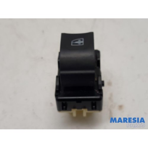 Renault - ZOE - Electric window switch