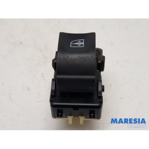 Renault - ZOE - Electric window switch