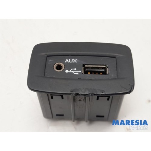 Renault - Grand Scenic - AUX / USB connection