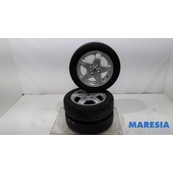 Peugeot - 107 - Sportvelgenset + banden