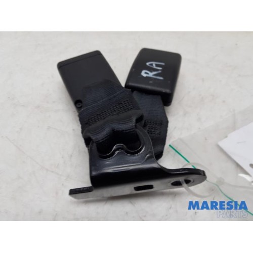Peugeot - 208 - Insertion ceinture de sécurité arrière centre