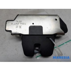 Peugeot - 208 - Tailgate lock mechanism