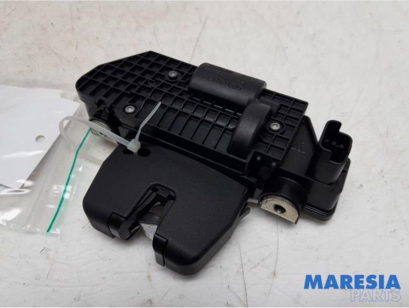 Peugeot - 208 - Tailgate lock mechanism