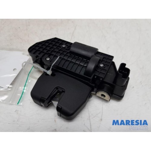 Peugeot - 208 - Tailgate lock mechanism