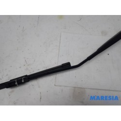 Renault - Clio - Front wiper arm