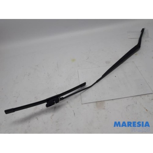 Renault - Clio - Front wiper arm