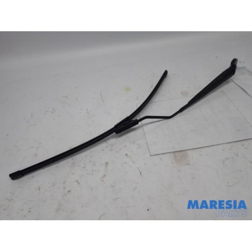 Renault - Clio - Front wiper arm