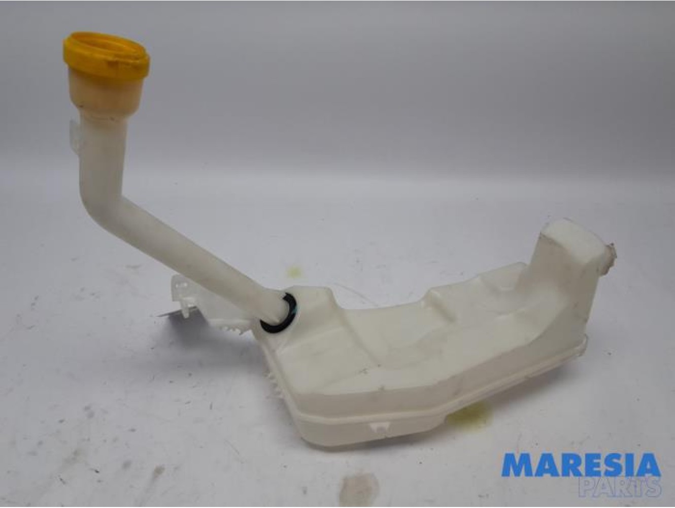 Renault - Clio - Front windscreen washer reservoir