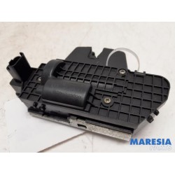 Peugeot - 5008 - Tailgate lock mechanism