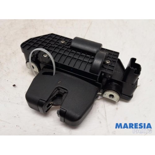 Peugeot - 5008 - Tailgate lock mechanism