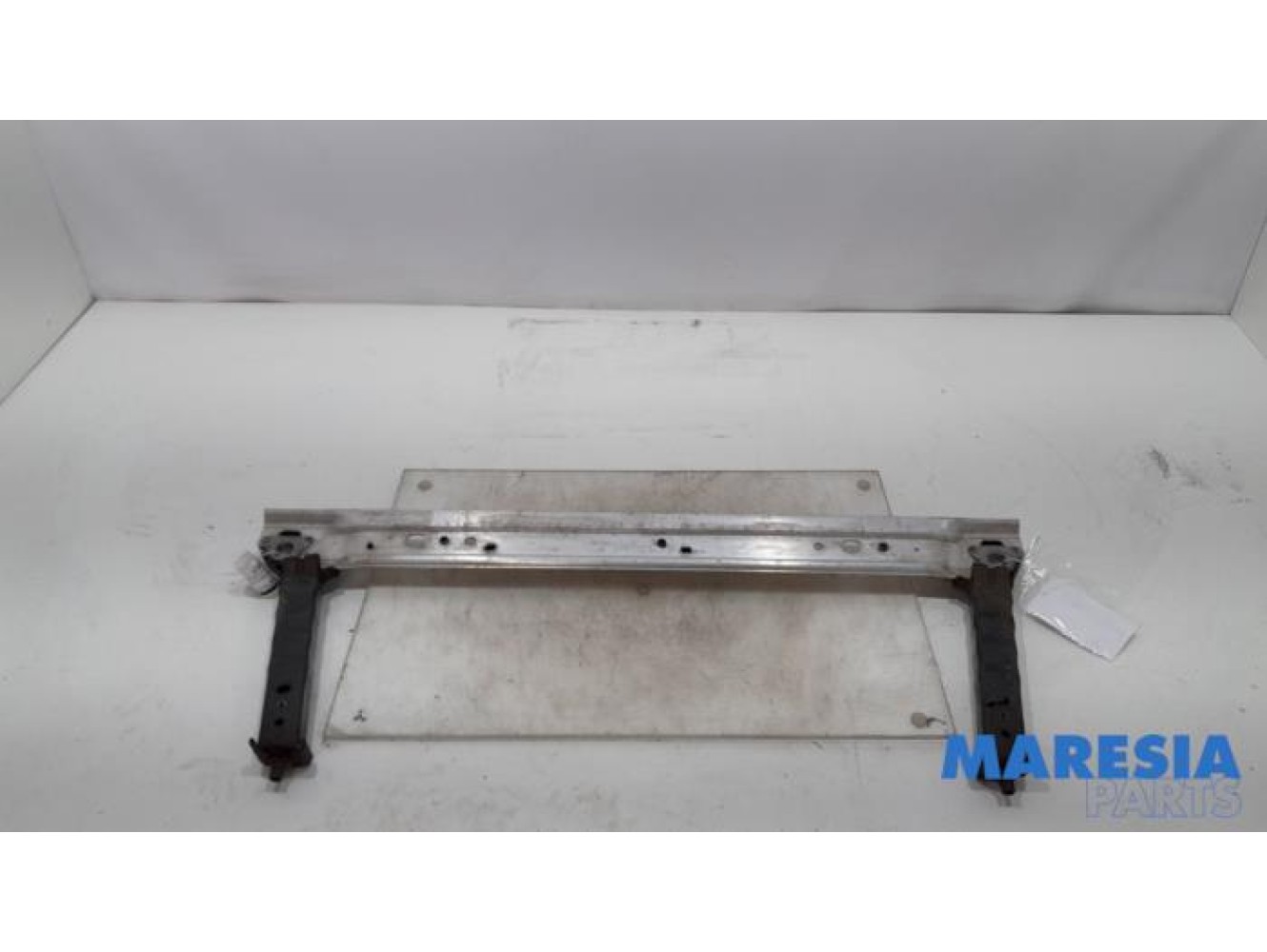 Renault - Megane - Radiator bar