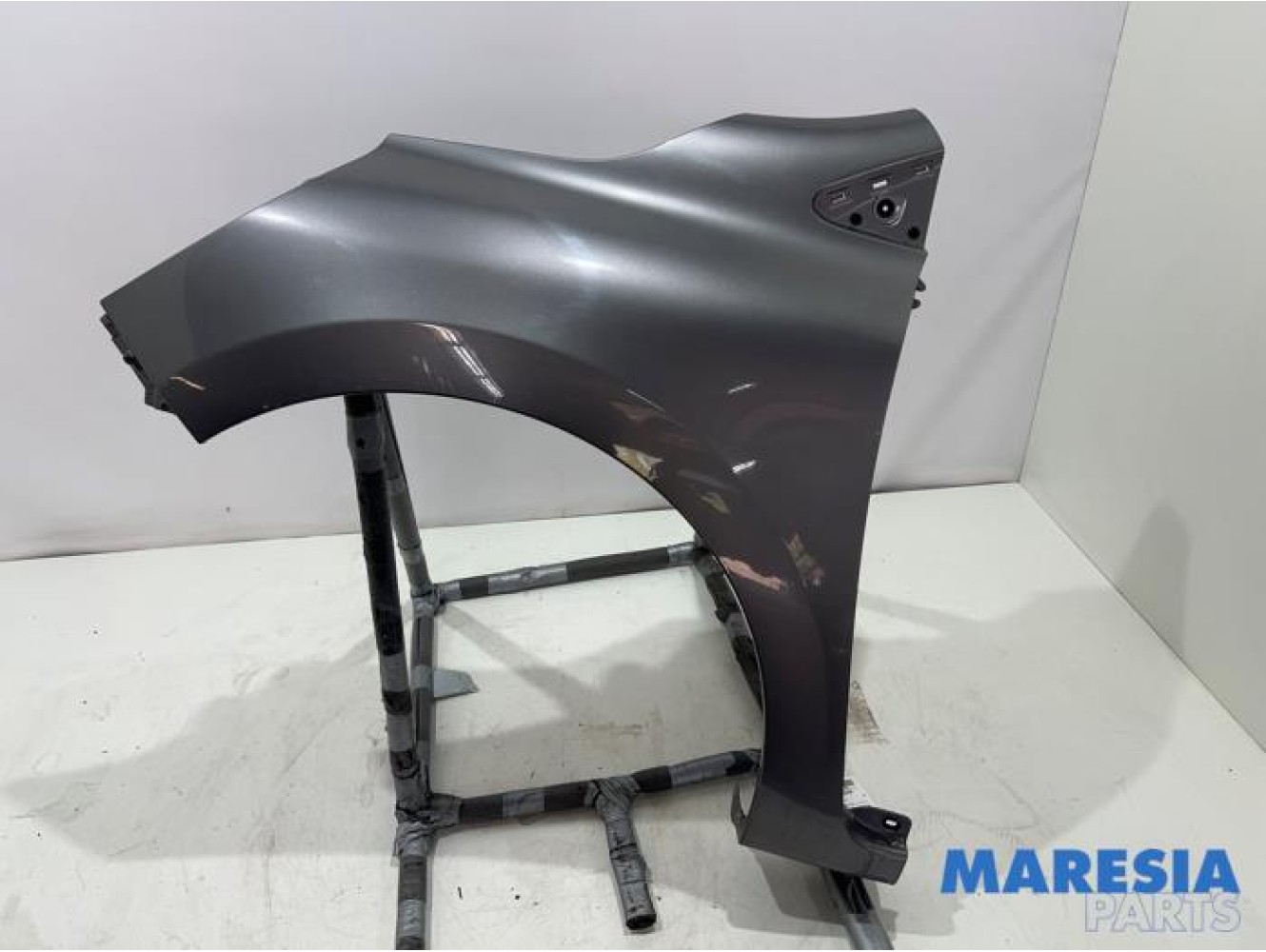 Renault - Clio - Front wing, left
