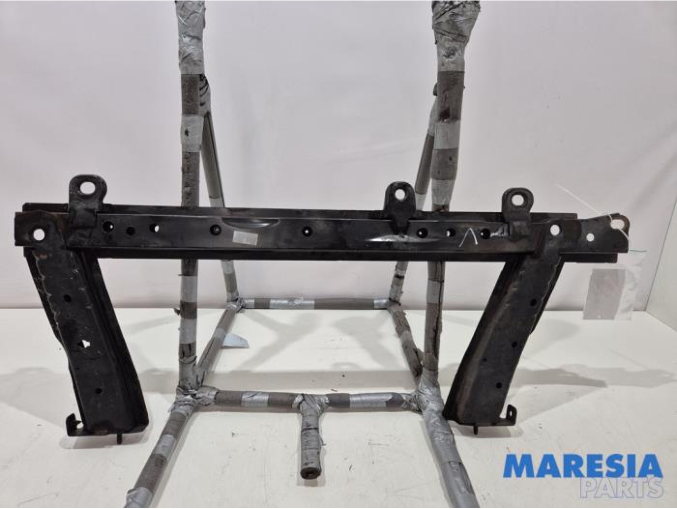 Renault - Clio - Radiator bar