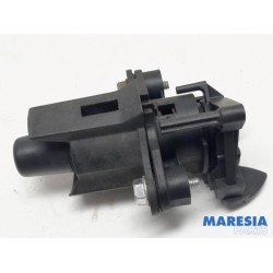 Peugeot - 107 - Tailgate lock mechanism