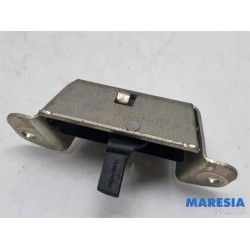 Peugeot - 107 - Tailgate lock mechanism