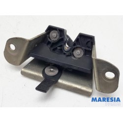 Peugeot - 107 - Tailgate lock mechanism