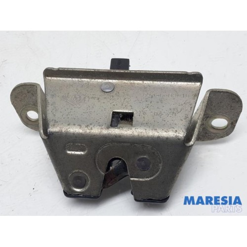 Peugeot - 107 - Tailgate lock mechanism