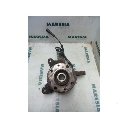 Renault - Megane - Fusee links-voor