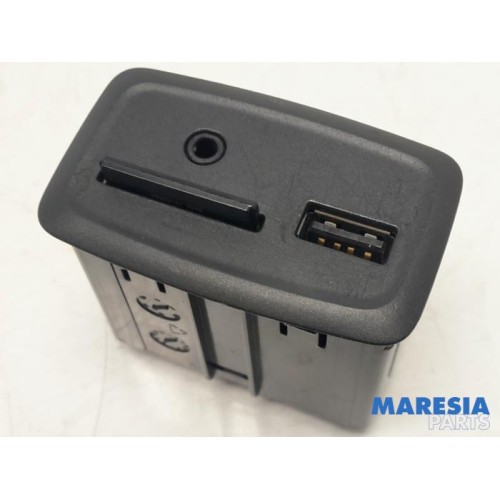Renault - Clio - AUX / USB connection