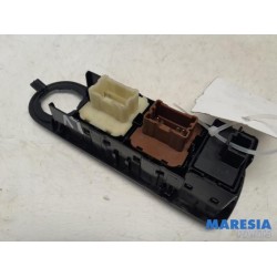 Renault - Clio - Multi-functional window switch